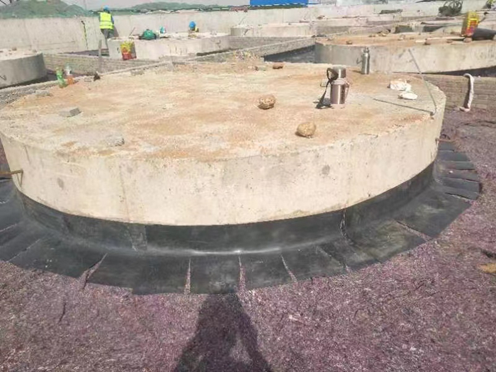 西藏石油管道采用多厚的土工膜作防渗层?